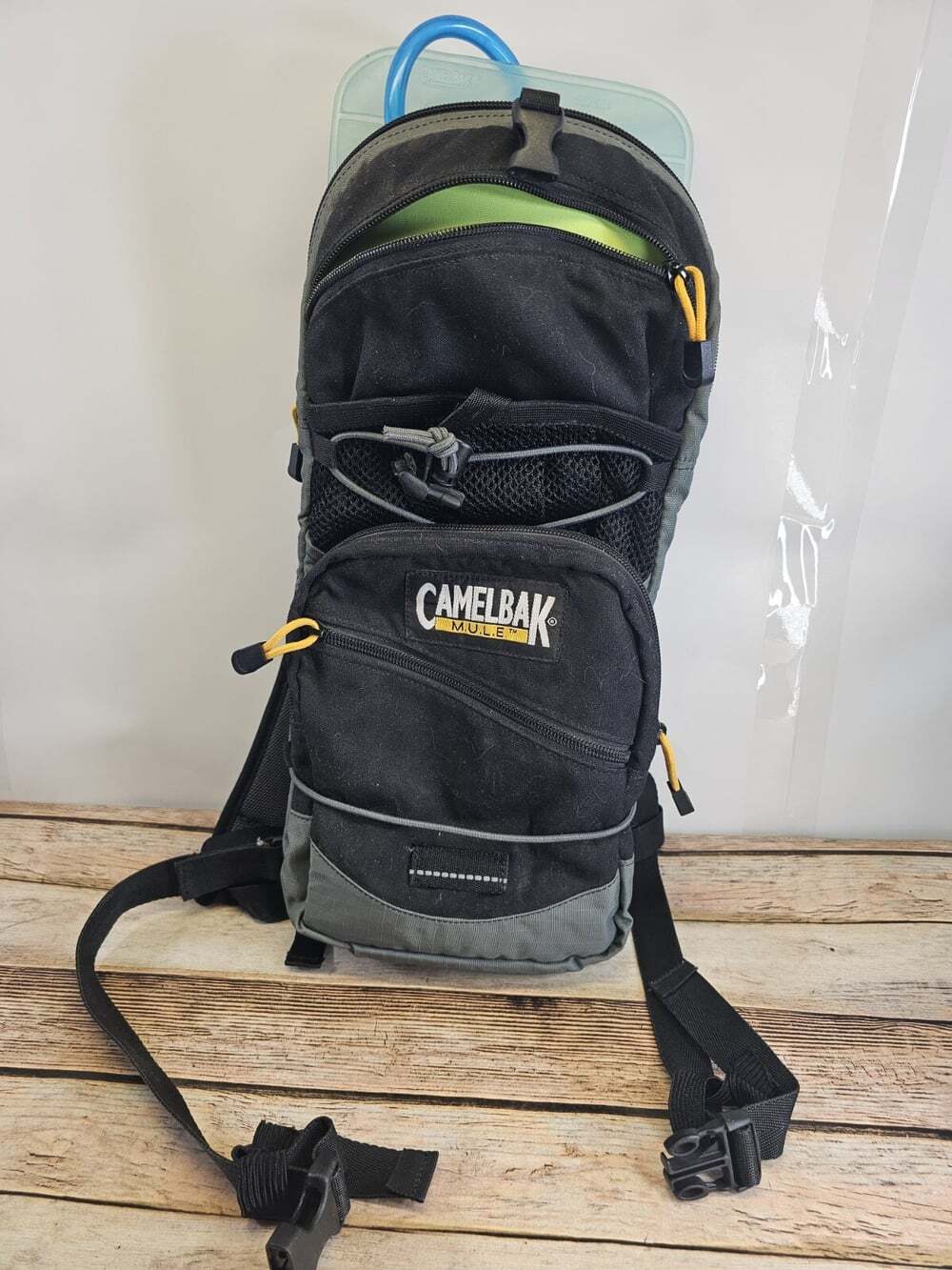 CAMELBAK M.U.L.E. Hydration Backpack 3.0 Liter 100oz Reservoir Yellow Black MULE